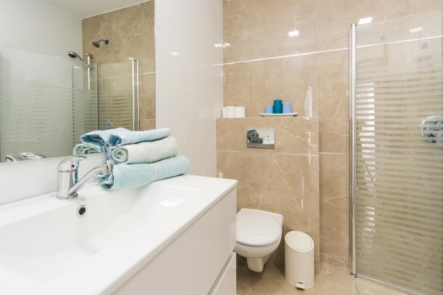 luxury short-term 3 BR apartment near the marina - bathroom luxury short-term 3 BR apartment near the marina - bathroom