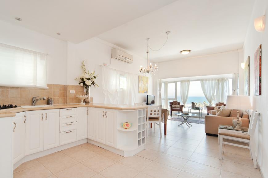 Sunny Gordon beachfront vacation apartment - living room Sunny Gordon beachfront vacation apartment - living room